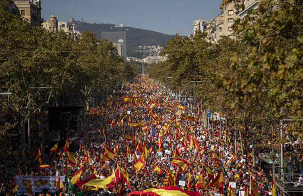 ШПАНИЈА ОПЕТ ПОДЕЉЕНА: На улицама 80.000 људи као реакција на окупљања сепаратиста